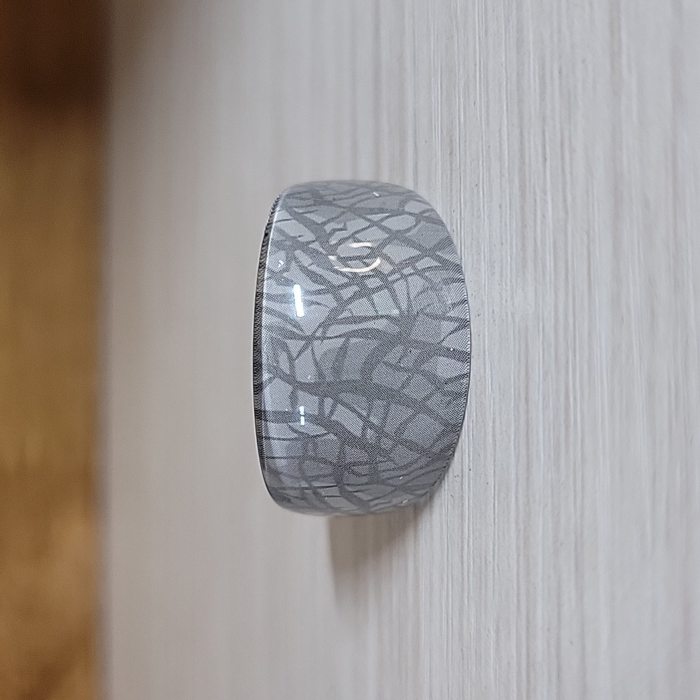 GREY PATTERNED ACRYLIC RING, METAL FREE